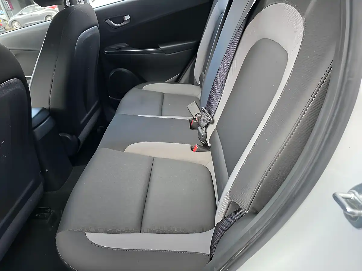 Used 2018 Hyundai Kona Se Blue Drive White - Interior and Exterior details 12