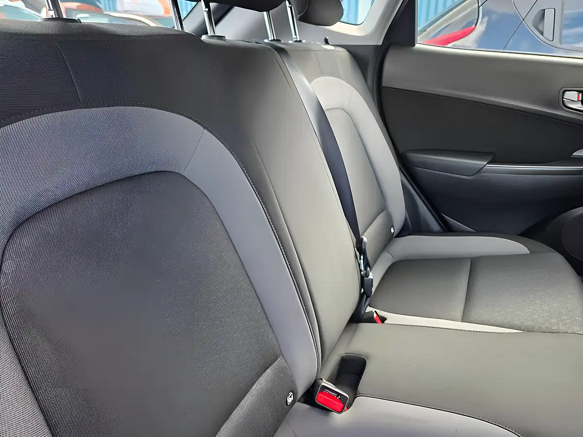 Used 2018 Hyundai Kona Se Blue Drive White - Interior and Exterior details 13