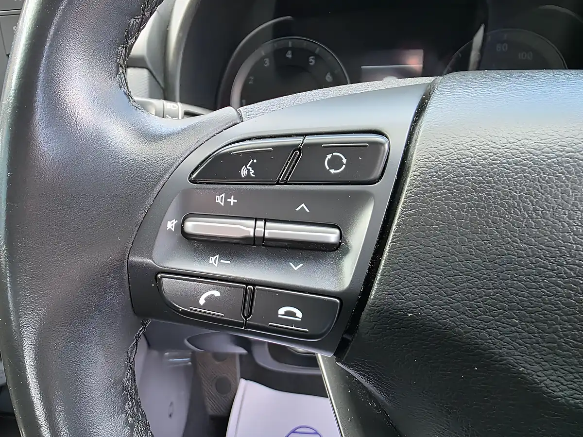 Used 2018 Hyundai Kona Se Blue Drive White - Interior and Exterior details 14