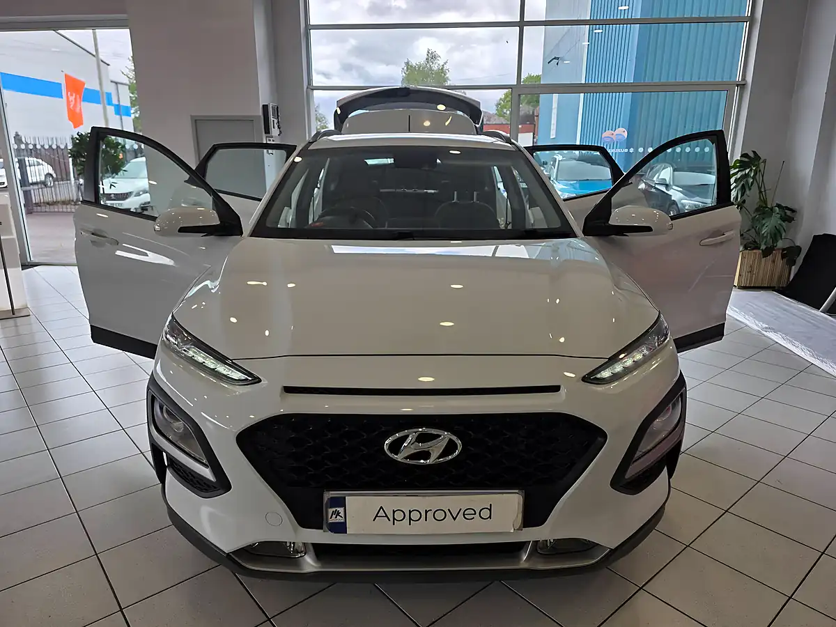 Used 2018 Hyundai Kona Se Blue Drive White - Interior and Exterior details 2
