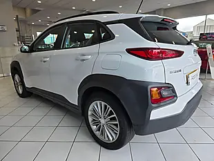 Used 2018 Hyundai Kona Se Blue Drive White - Interior and Exterior details 4