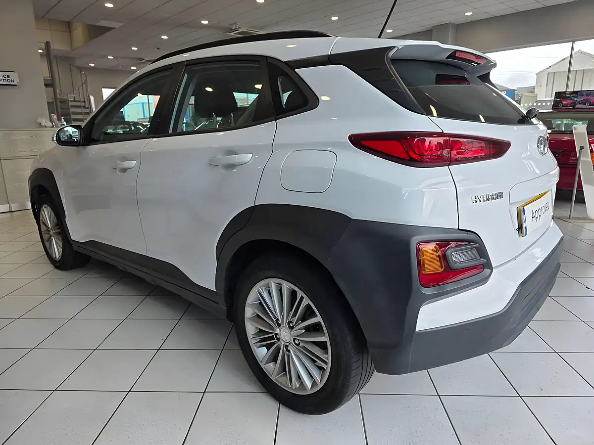 Used 2018 Hyundai Kona Se Blue Drive White - Interior and Exterior details 4