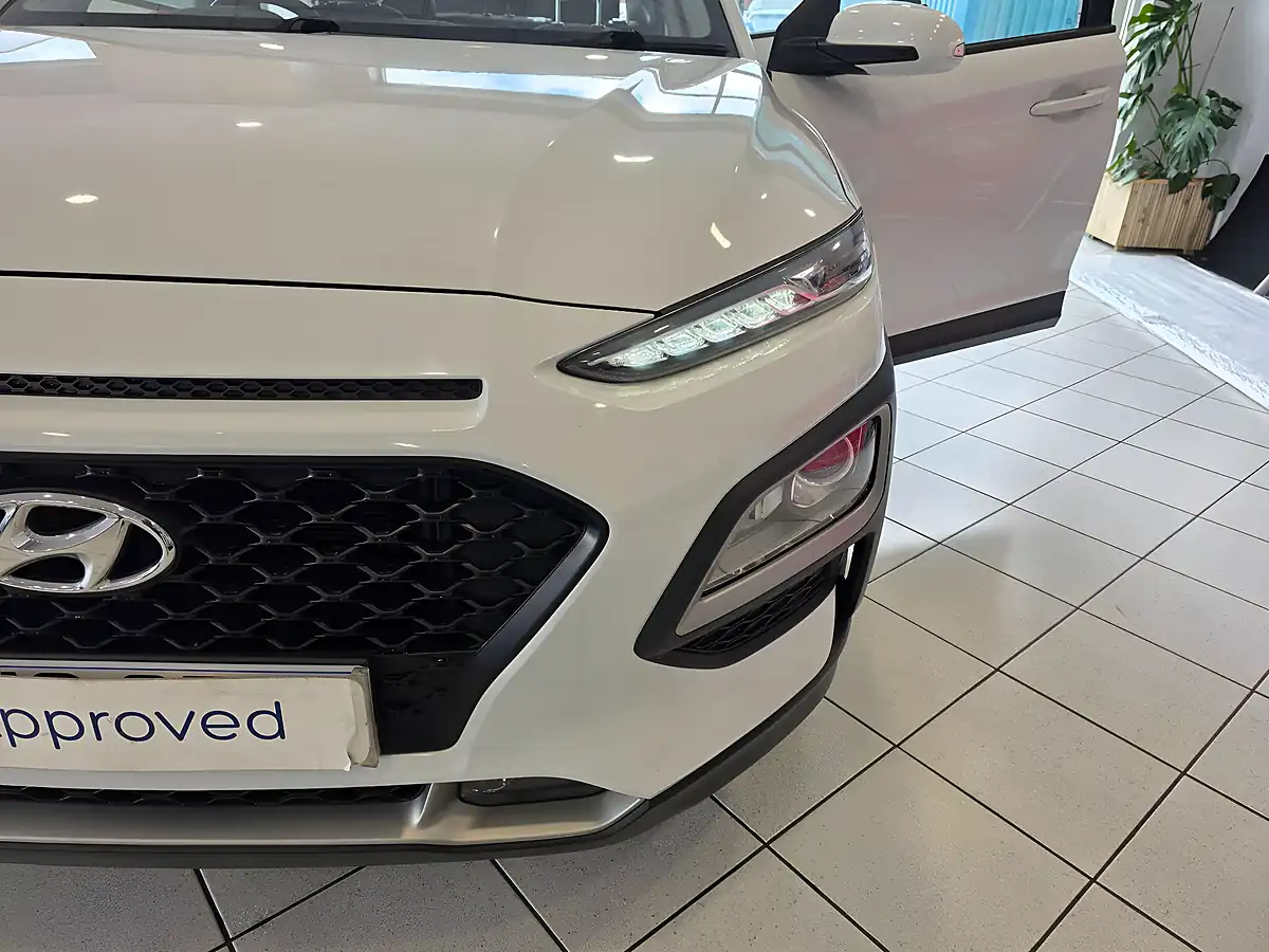 Used 2018 Hyundai Kona Se Blue Drive White - Interior and Exterior details 6