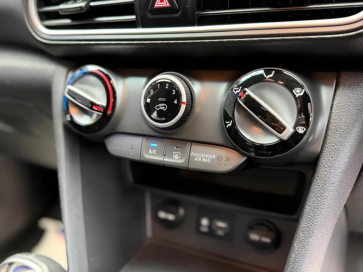 Used 2018 Hyundai Kona Se Orange - Interior and Exterior details 16