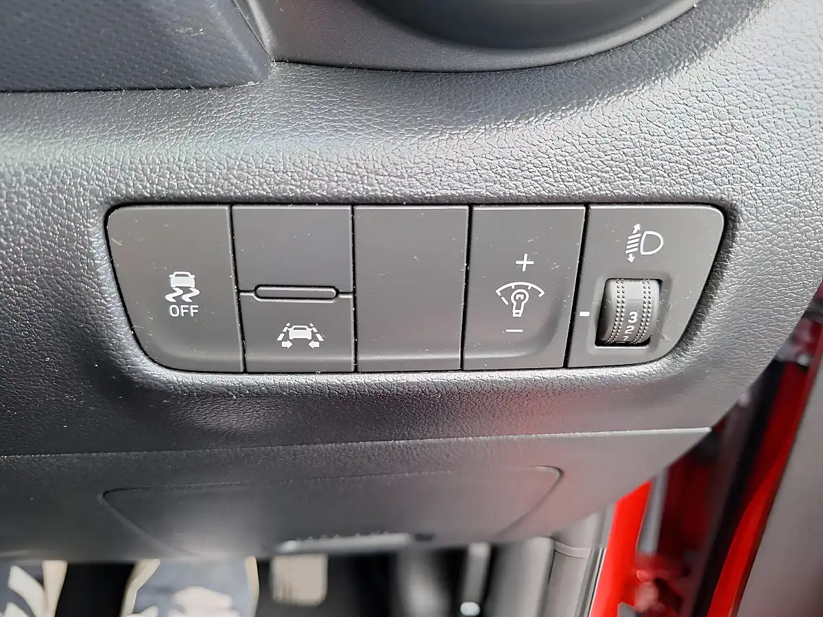 Used 2018 Hyundai Kona Se Red - Interior and Exterior details 13