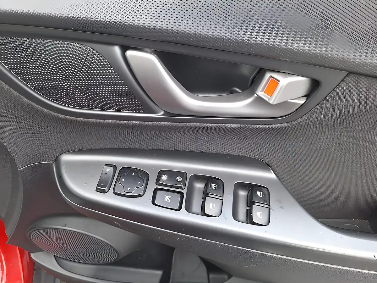 Used 2018 Hyundai Kona Se Red - Interior and Exterior details 14