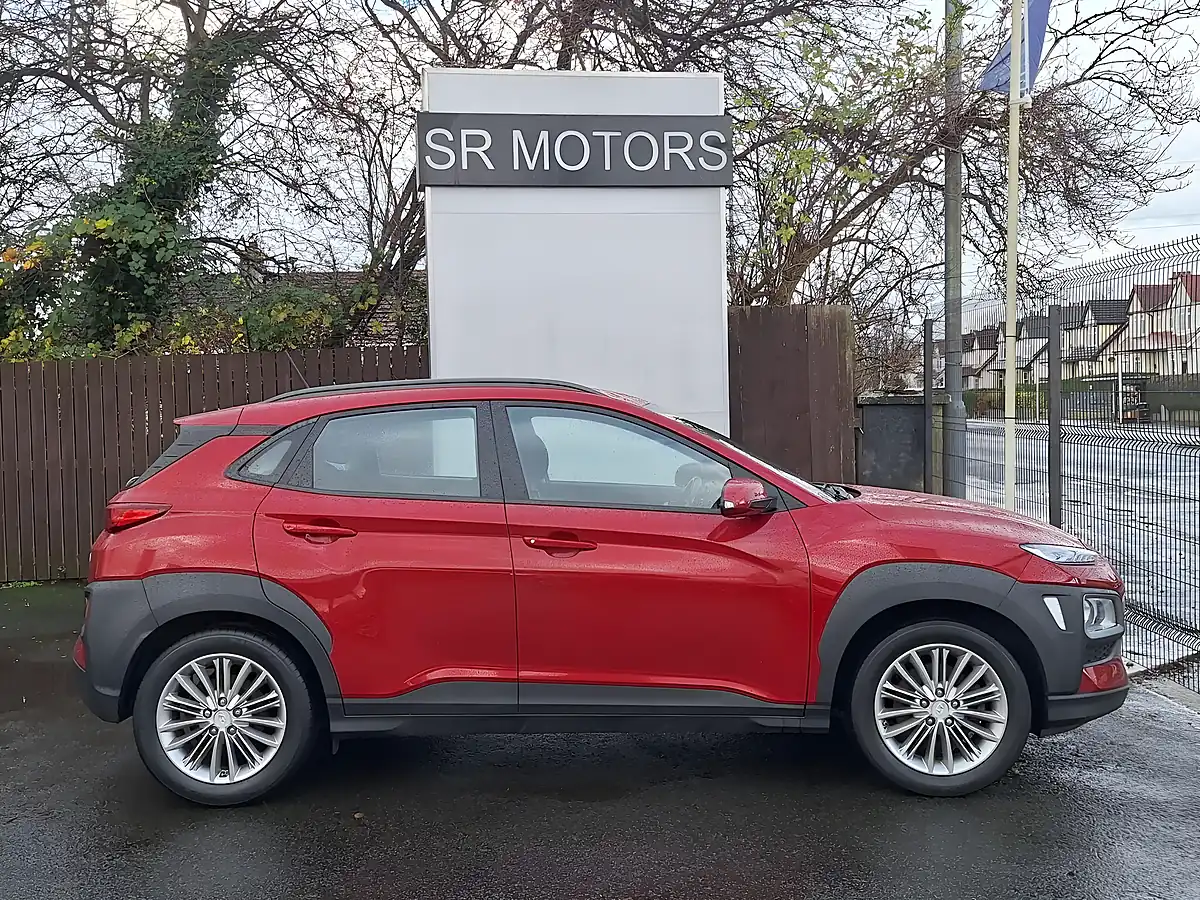 Used 2018 Hyundai Kona Se Red - Interior and Exterior details 6