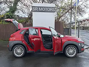 Used 2018 Hyundai Kona Se Red - Interior and Exterior details 7
