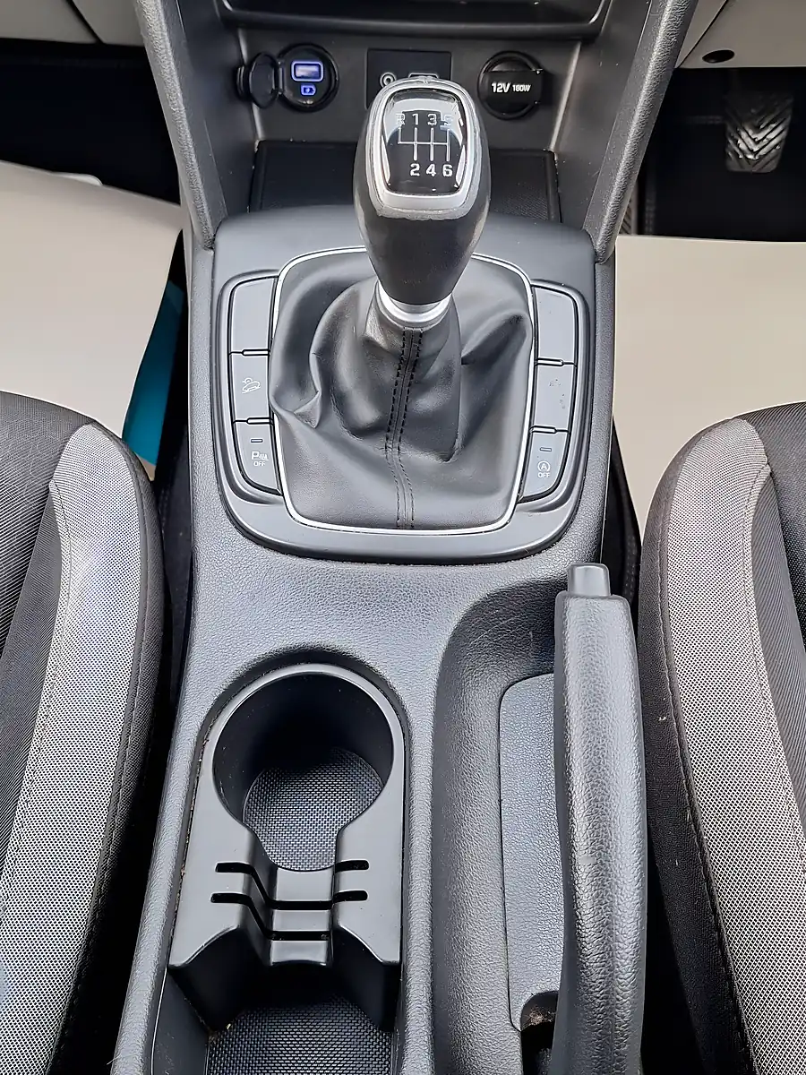 Used 2018 Hyundai Kona Se Red - Interior and Exterior details 8