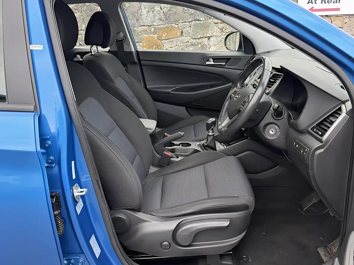 Used 2018 Hyundai Tucson Se Blue - Interior and Exterior details 5