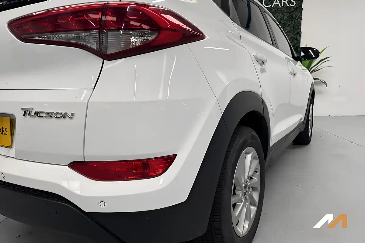 Used 2018 Hyundai Tucson Se Nav Polar White - Interior and Exterior details 12