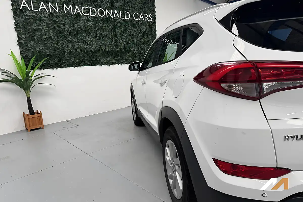 Used 2018 Hyundai Tucson Se Nav Polar White - Interior and Exterior details 13