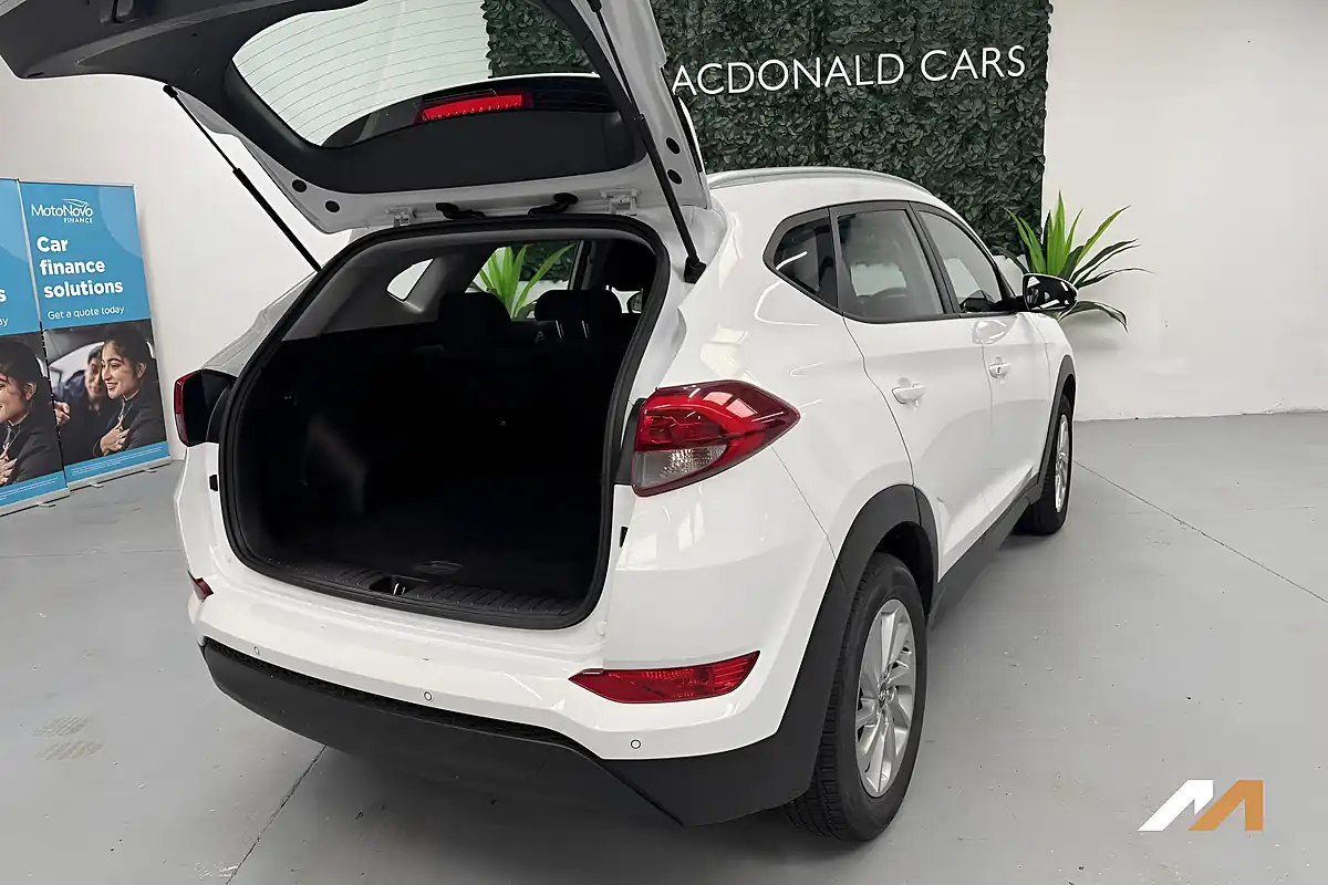 Used 2018 Hyundai Tucson Se Nav Polar White - Interior and Exterior details 14