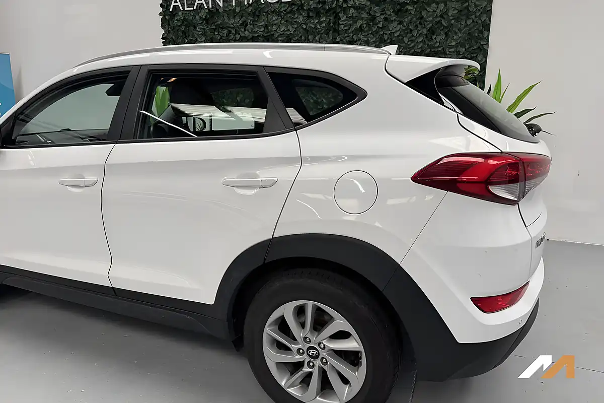 Used 2018 Hyundai Tucson Se Nav Polar White - Interior and Exterior details 15