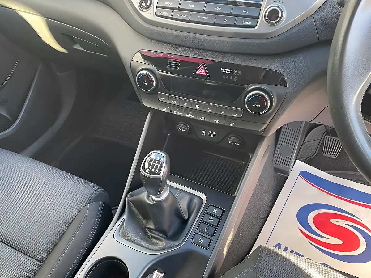 Used 2018 Hyundai Tucson Se Nav Polar White - Interior and Exterior details 13