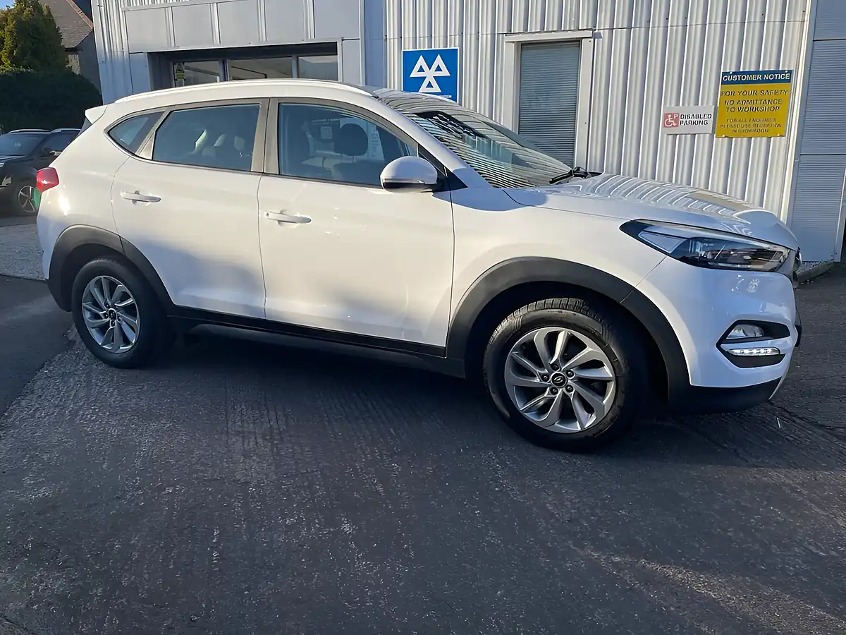 Used 2018 Hyundai Tucson Se Nav Polar White - Interior and Exterior details 9