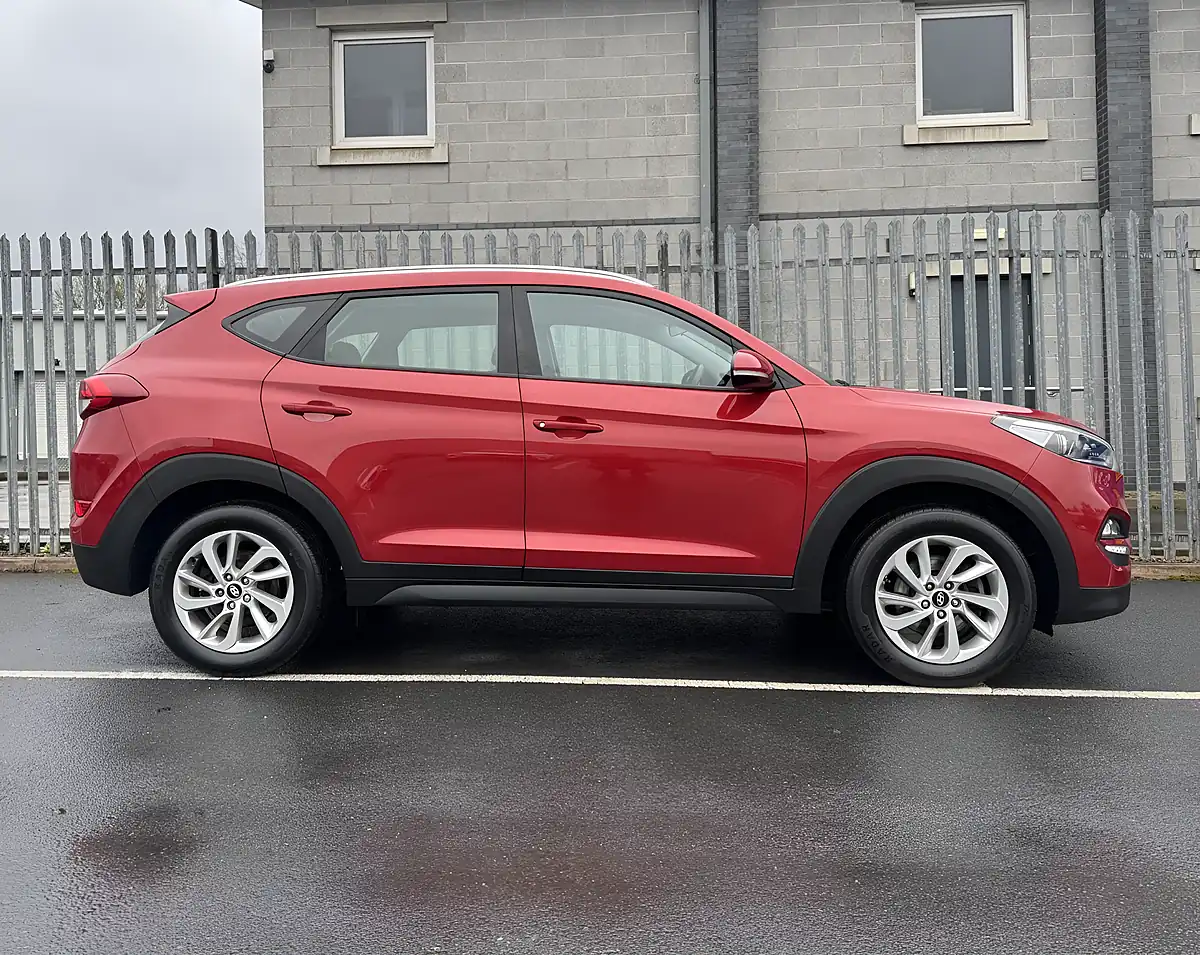 Used 2018 Hyundai Tucson Se Nav Red - Interior and Exterior details 7