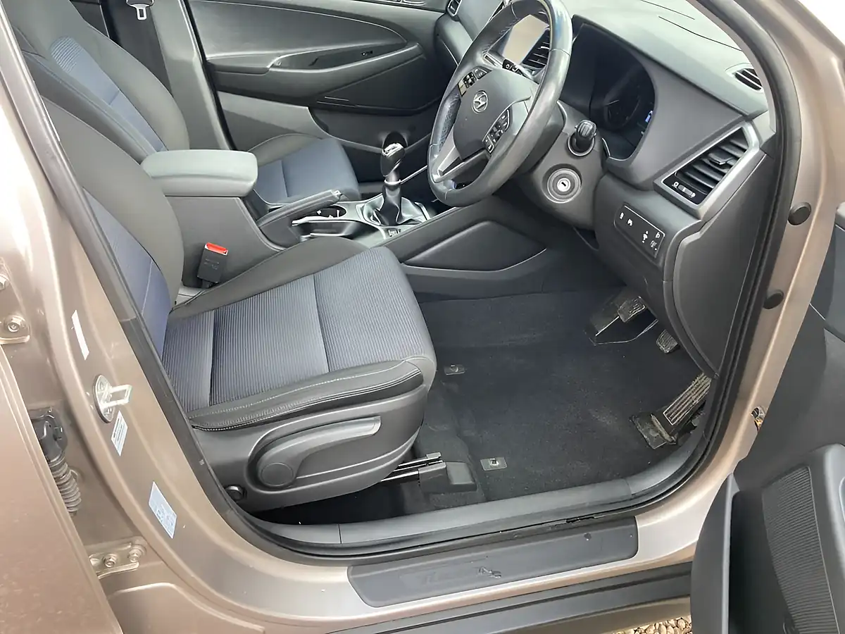 Used 2018 Hyundai Tucson Se Nav White - Interior and Exterior details 5