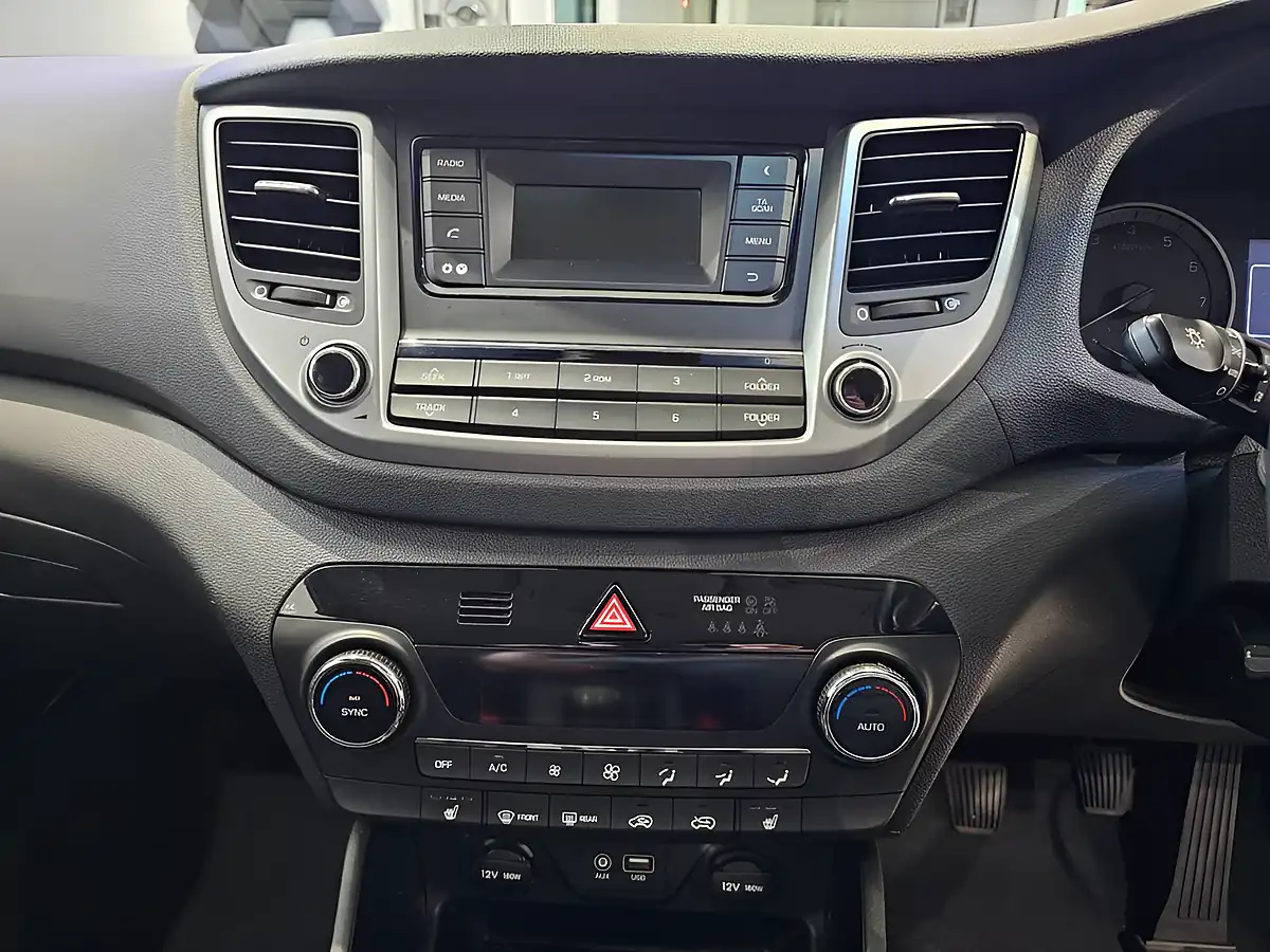 Used 2018 Hyundai Tucson Se White - Interior and Exterior details 11