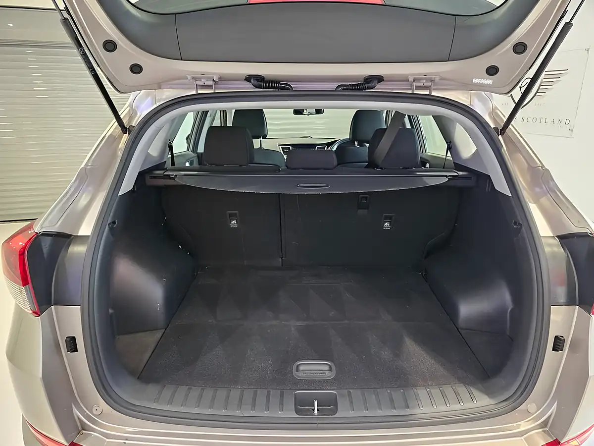 Used 2018 Hyundai Tucson Se White - Interior and Exterior details 16
