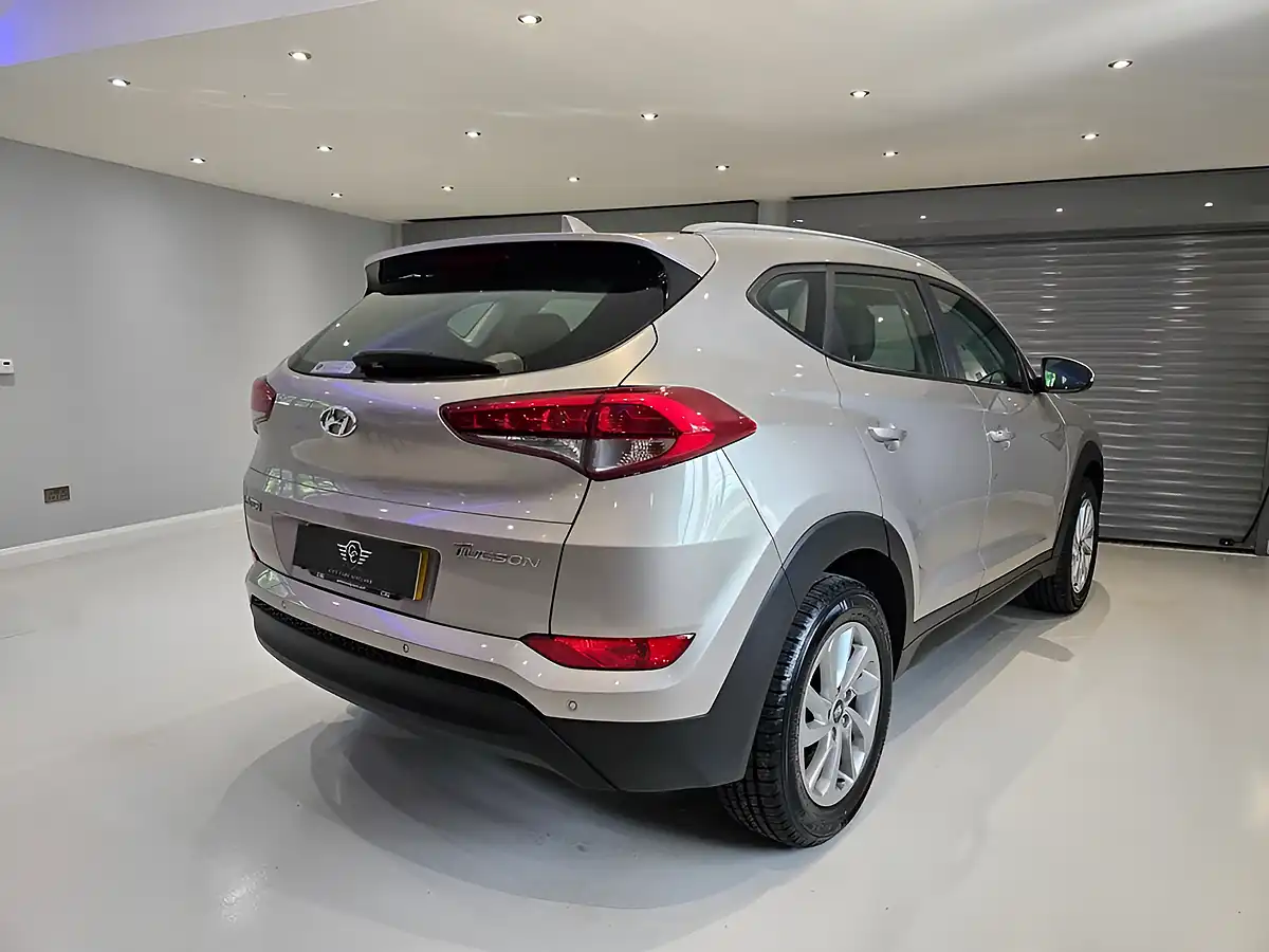 Used 2018 Hyundai Tucson Se White - Interior and Exterior details 4