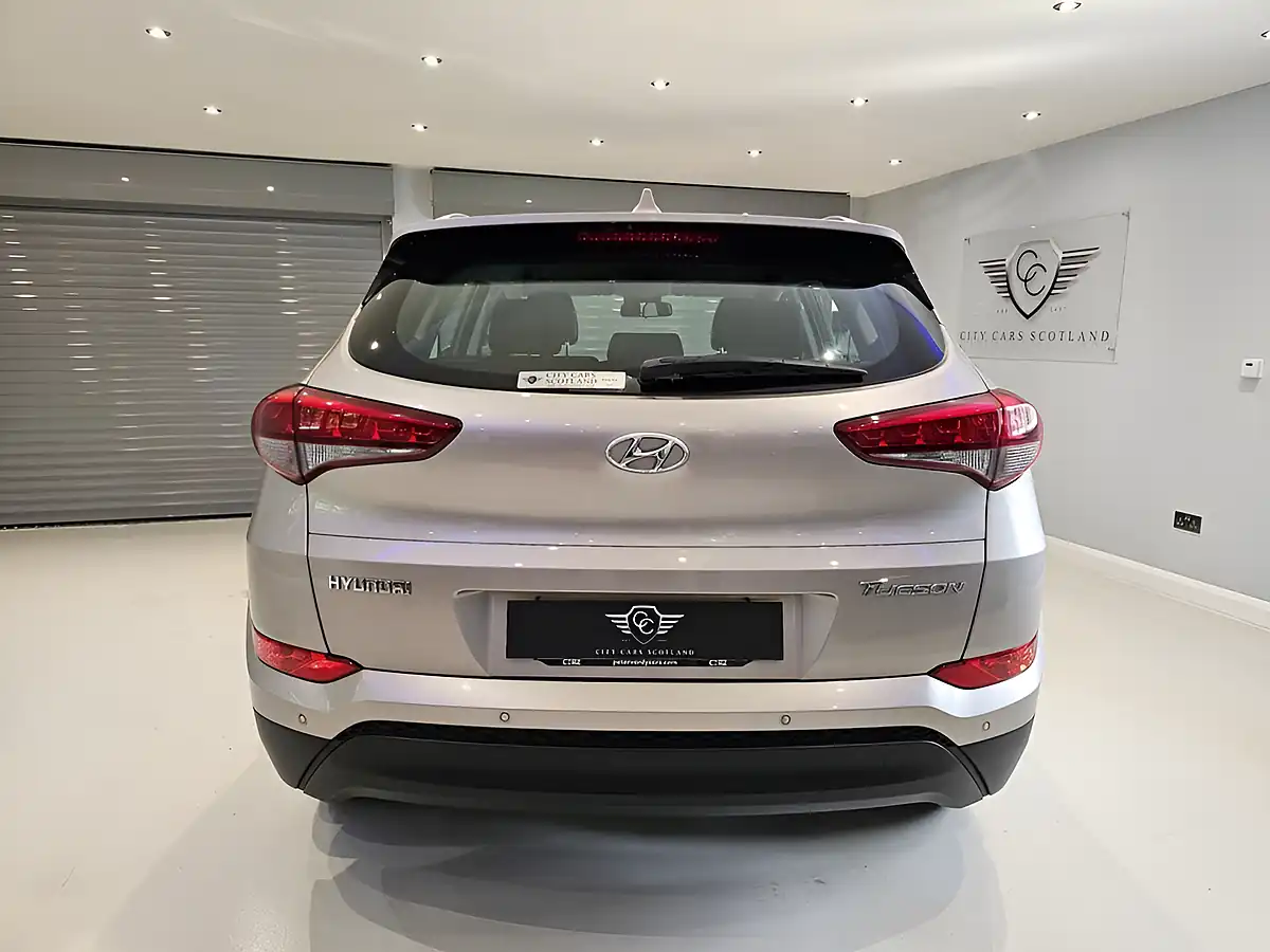 Used 2018 Hyundai Tucson Se White - Interior and Exterior details 5