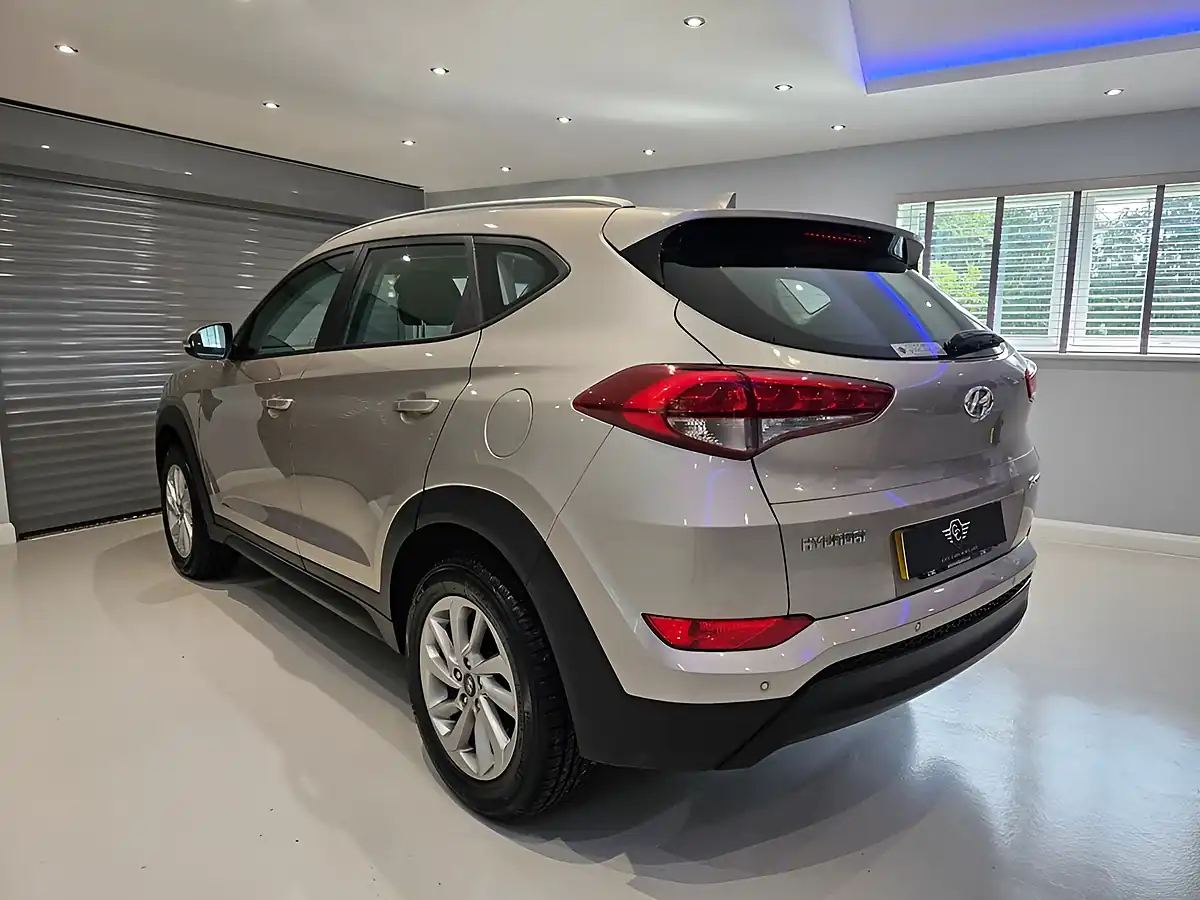 Used 2018 Hyundai Tucson Se White - Interior and Exterior details 6