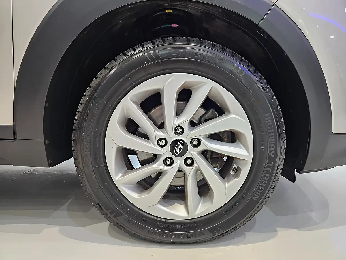 Used 2018 Hyundai Tucson Se White - Interior and Exterior details 7
