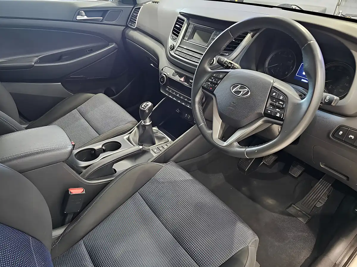 Used 2018 Hyundai Tucson Se White - Interior and Exterior details 8
