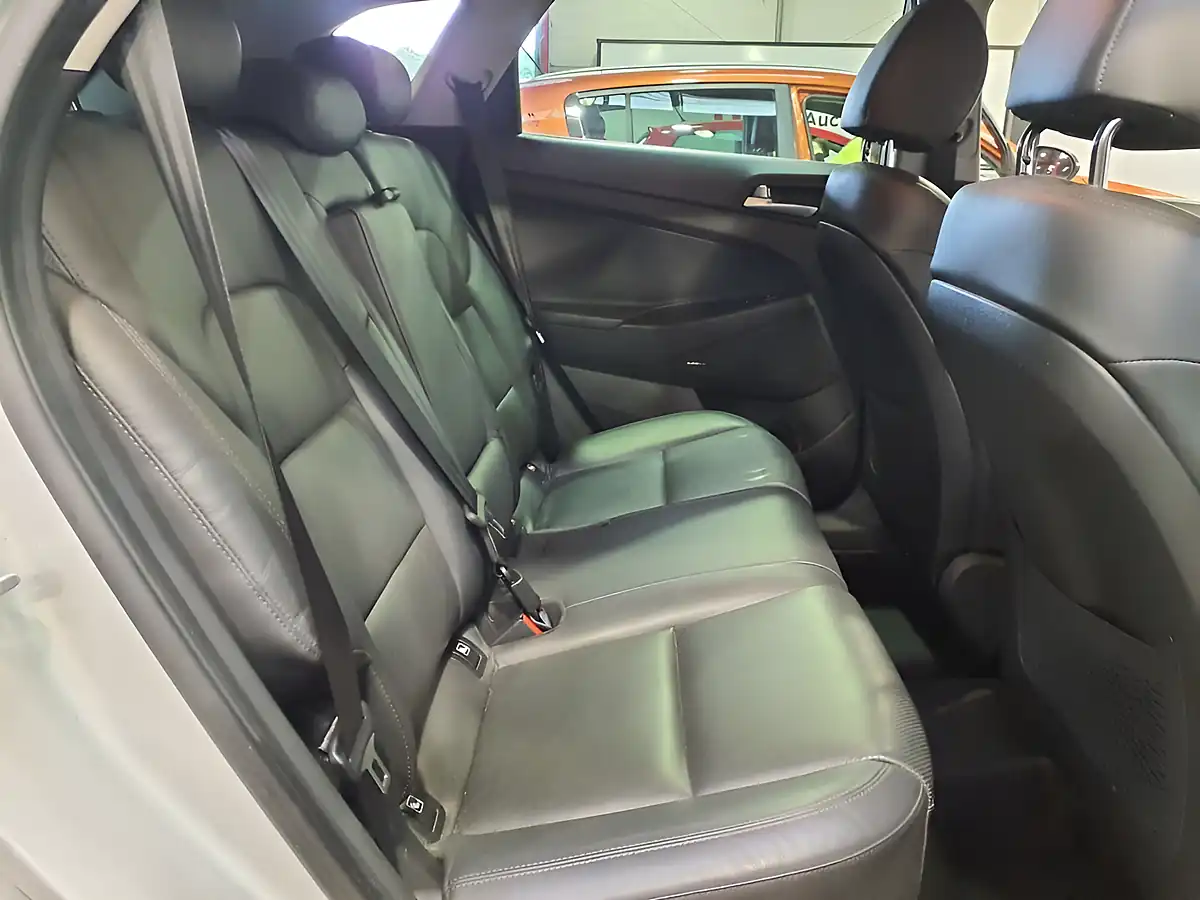 Used 2018 Hyundai Tucson Silver - Interior and Exterior details 8