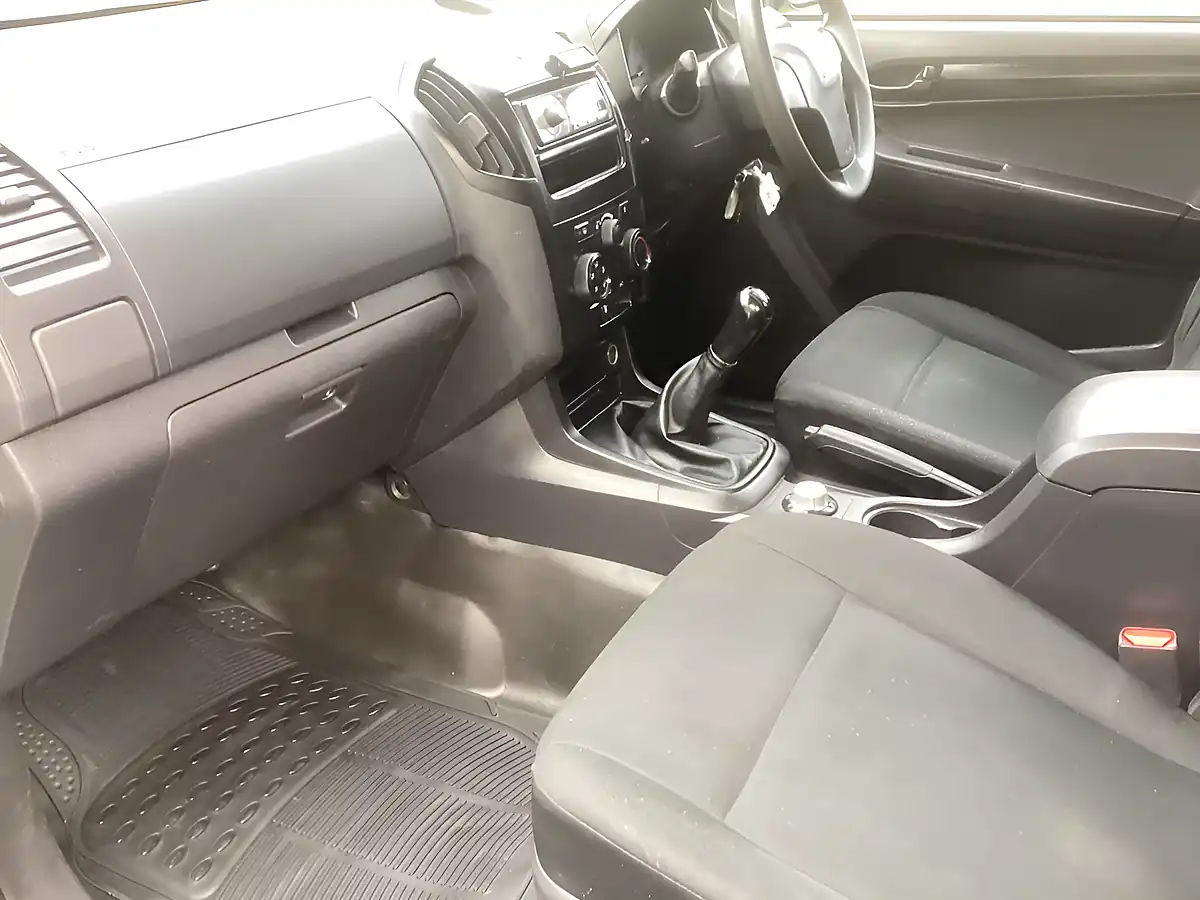 Used 2018 Isuzu D-Max Double Cab White - Interior and Exterior details 11