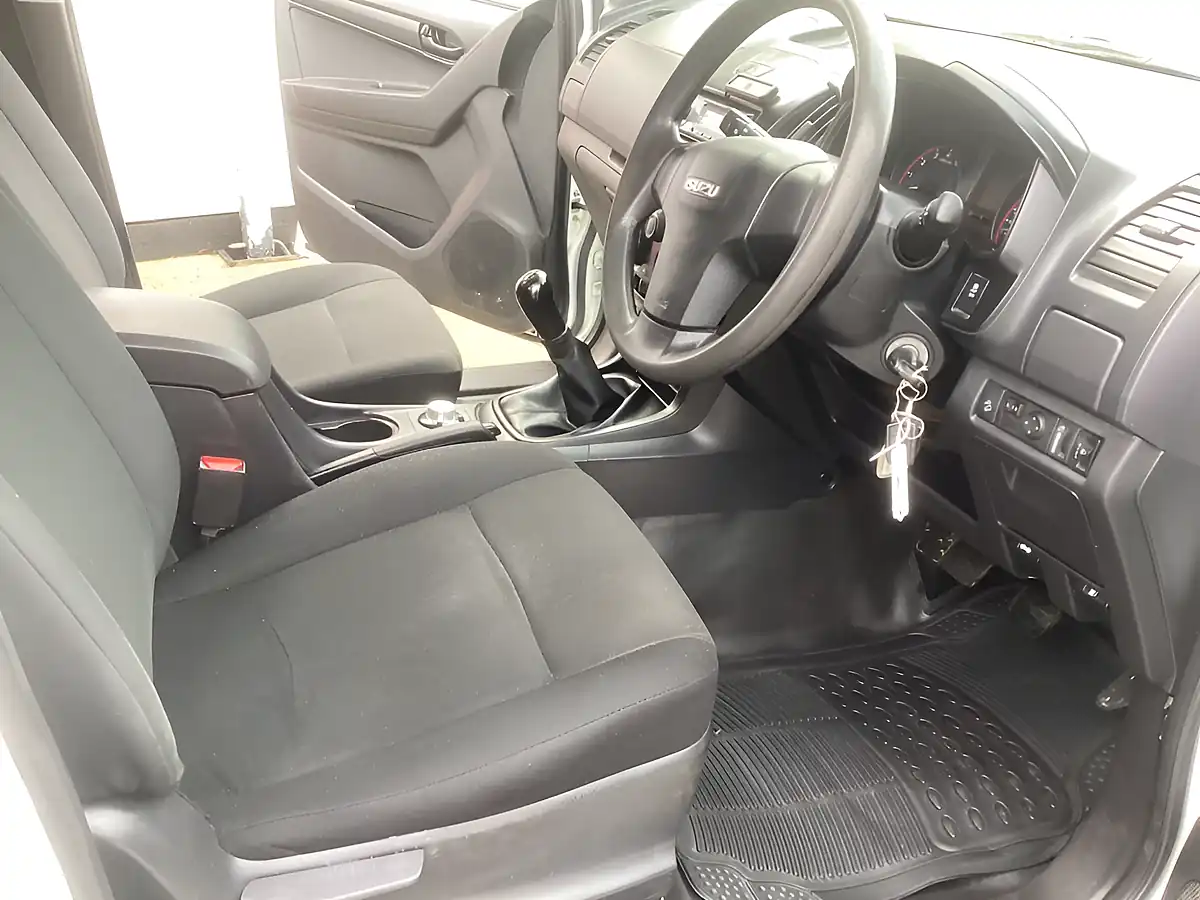 Used 2018 Isuzu D-Max Double Cab White - Interior and Exterior details 12