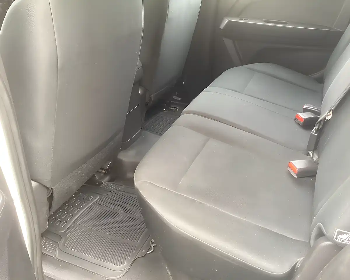 Used 2018 Isuzu D-Max Double Cab White - Interior and Exterior details 16