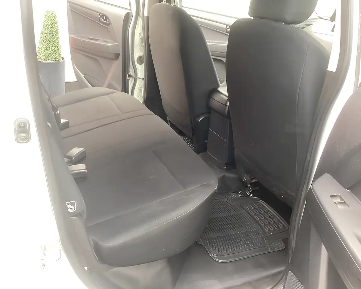Used 2018 Isuzu D-Max Double Cab White - Interior and Exterior details 17