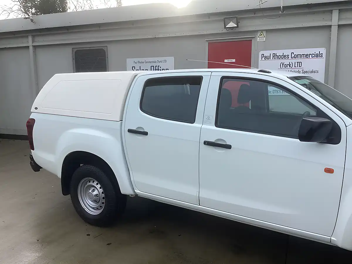 Used 2018 Isuzu D-Max Double Cab White - Interior and Exterior details 8