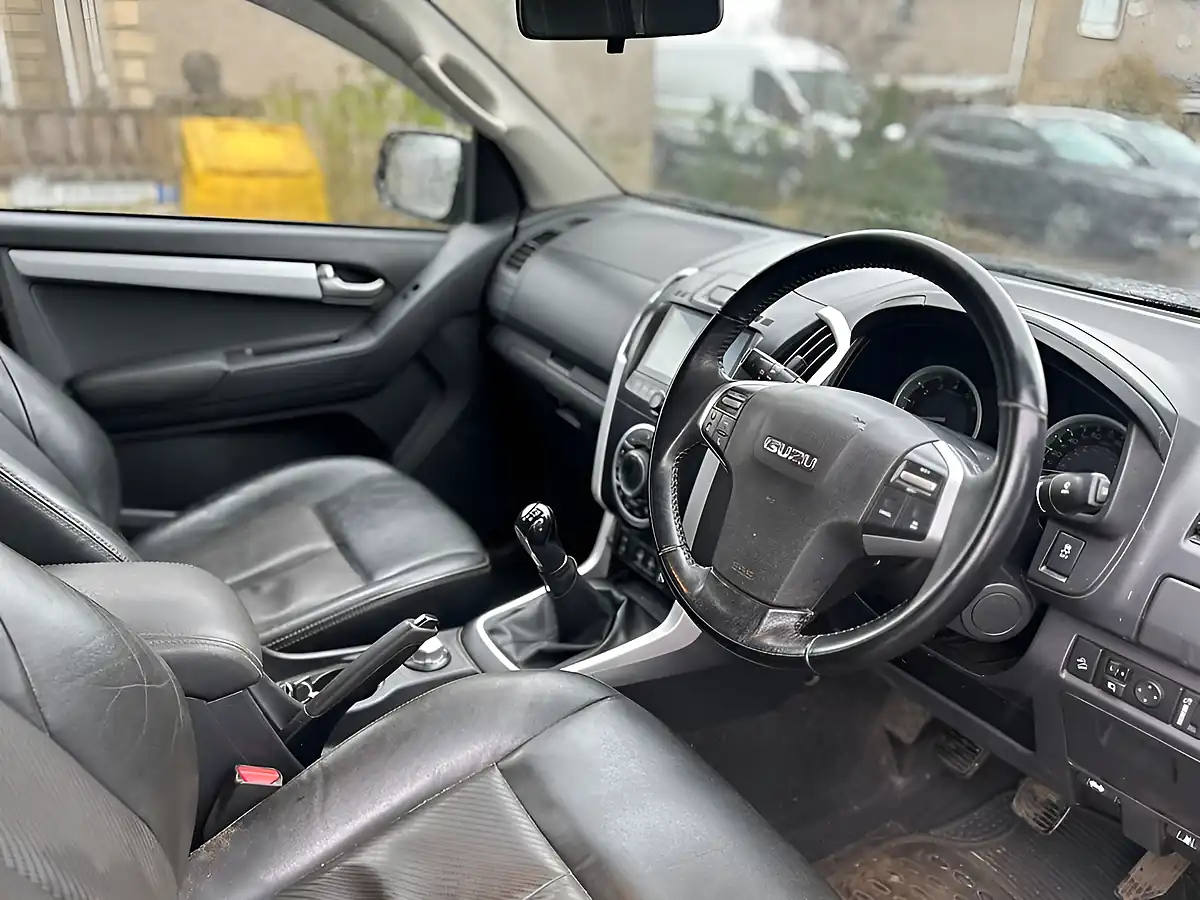 Used 2018 Isuzu D-Max Utah Blue - Interior and Exterior details 10