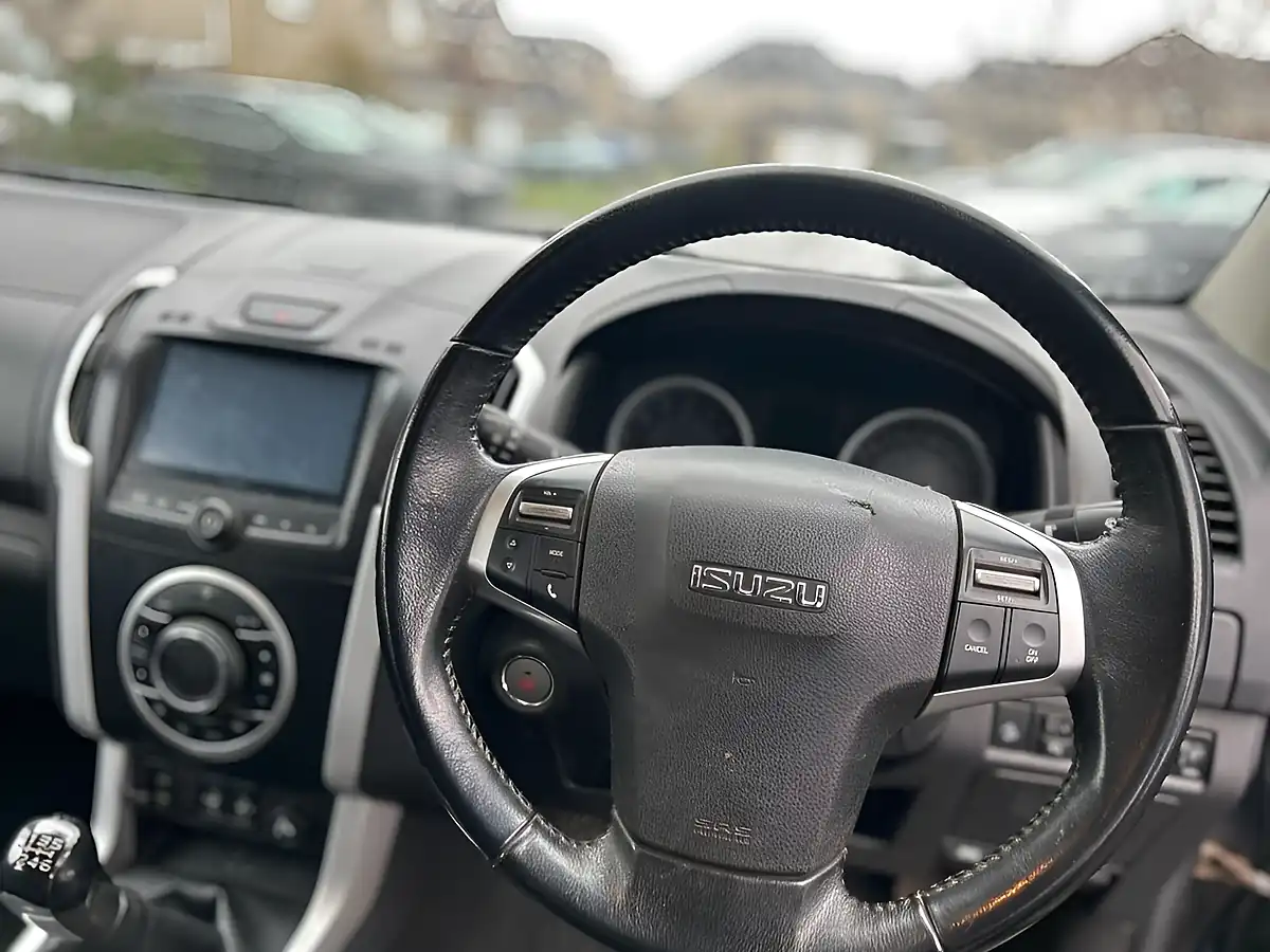 Used 2018 Isuzu D-Max Utah Blue - Interior and Exterior details 11