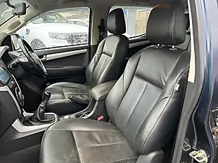 Used 2018 Isuzu D-Max Utah Blue - Interior and Exterior details 12
