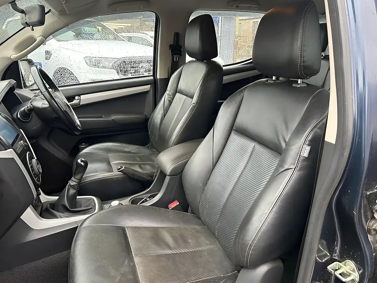 Used 2018 Isuzu D-Max Utah Blue - Interior and Exterior details 12