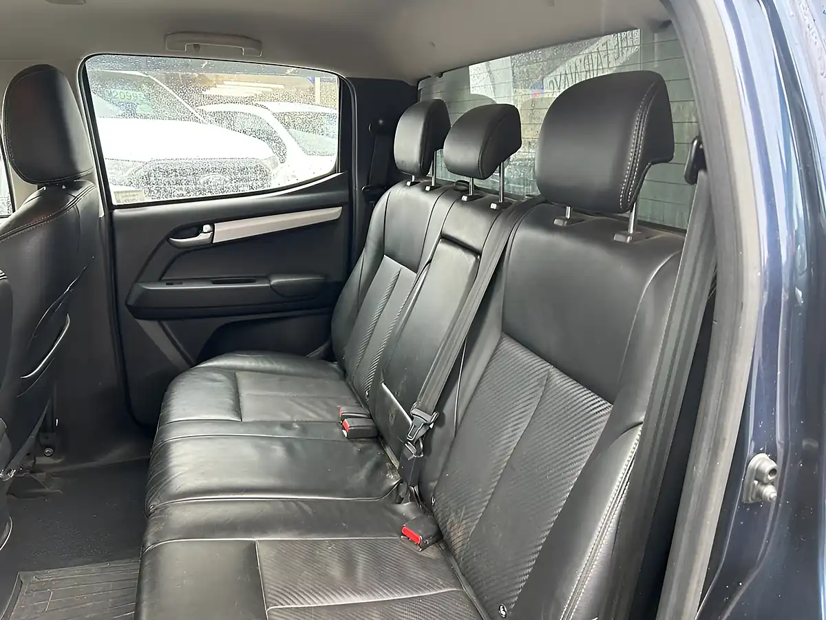 Used 2018 Isuzu D-Max Utah Blue - Interior and Exterior details 13