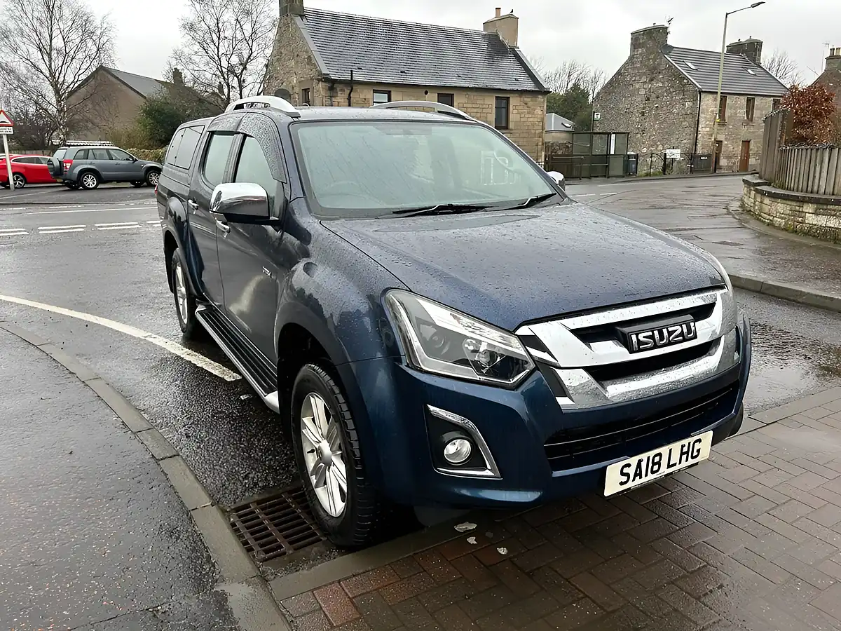 Used 2018 Isuzu D-Max Utah Blue - Interior and Exterior details 4