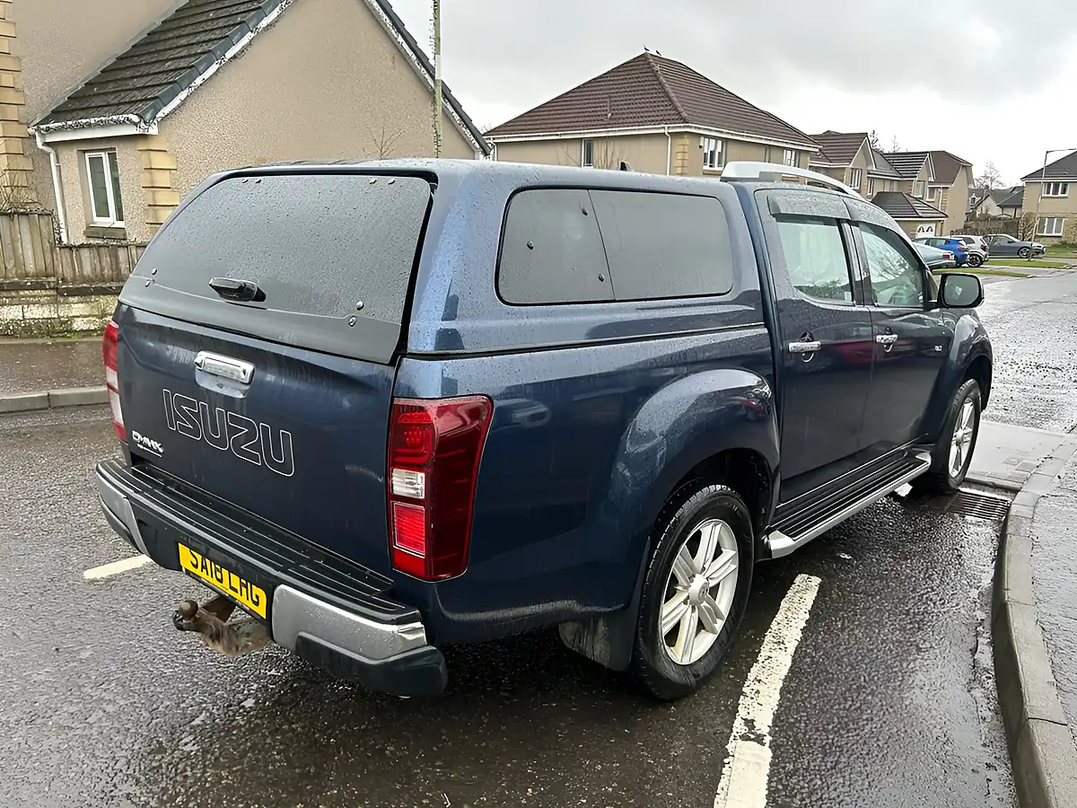 Used 2018 Isuzu D-Max Utah Blue - Interior and Exterior details 5