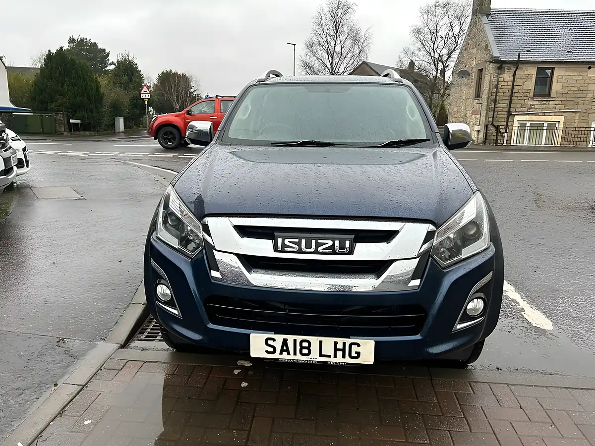 Used 2018 Isuzu D-Max Utah Blue - Interior and Exterior details 6