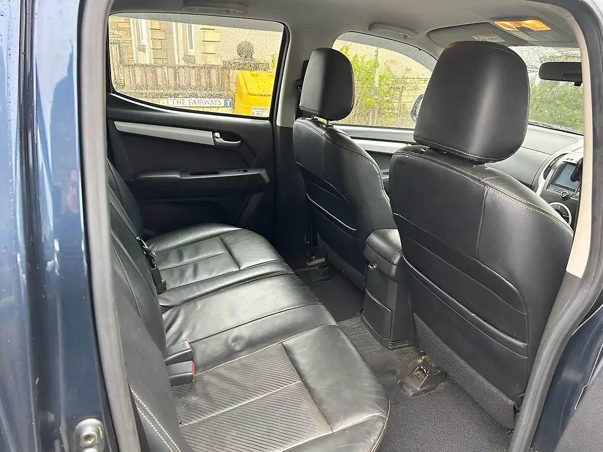 Used 2018 Isuzu D-Max Utah Blue - Interior and Exterior details 7