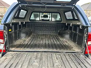 Used 2018 Isuzu D-Max Utah Blue - Interior and Exterior details 8