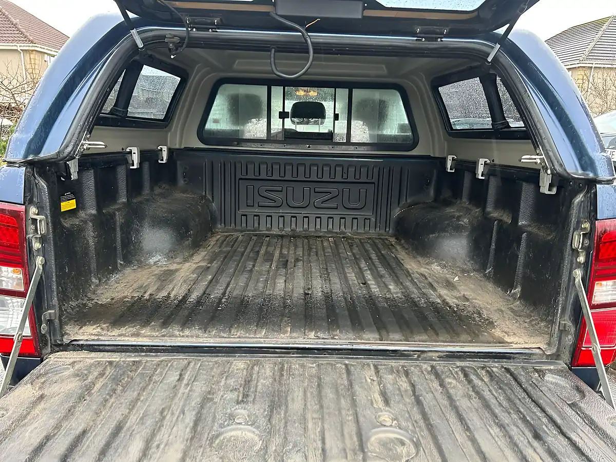 Used 2018 Isuzu D-Max Utah Blue - Interior and Exterior details 8