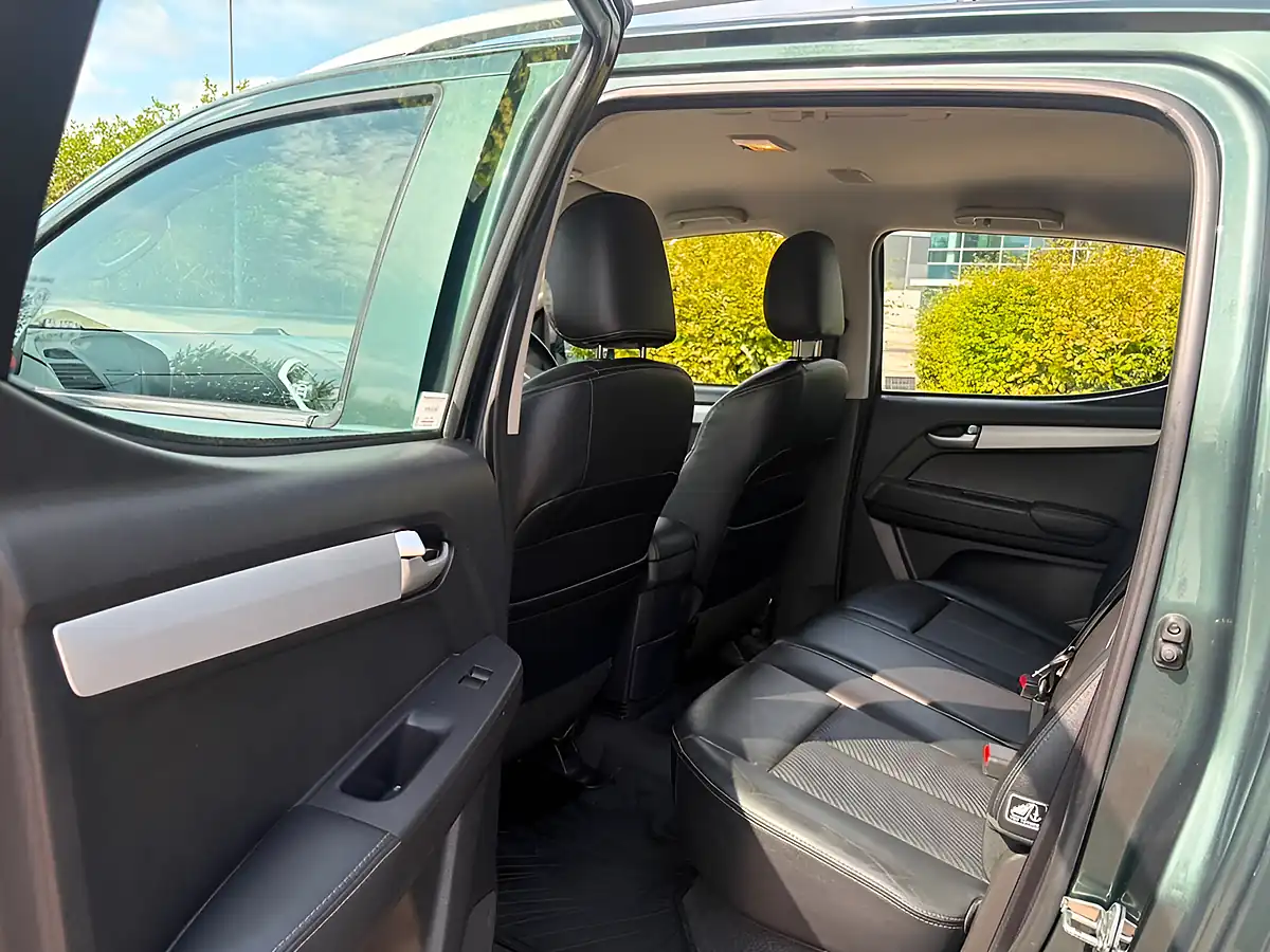 Used 2018 Isuzu D-Max Utah Pickup Double Cab Green - Interior and Exterior details 12