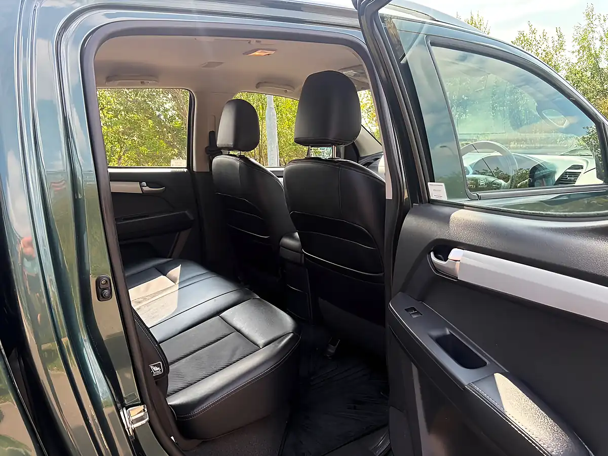 Used 2018 Isuzu D-Max Utah Pickup Double Cab Green - Interior and Exterior details 13