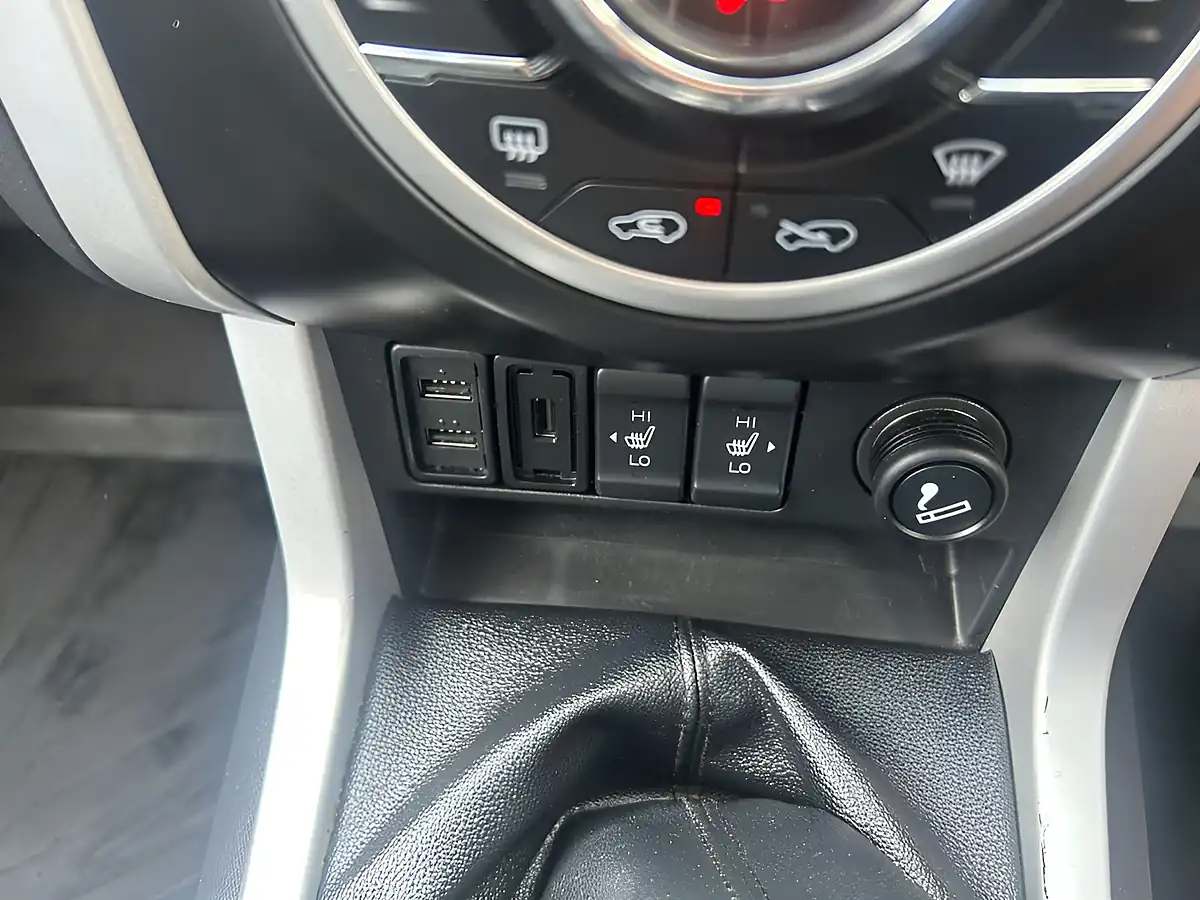 Used 2018 Isuzu D-Max Utah Silver - Interior and Exterior details 12
