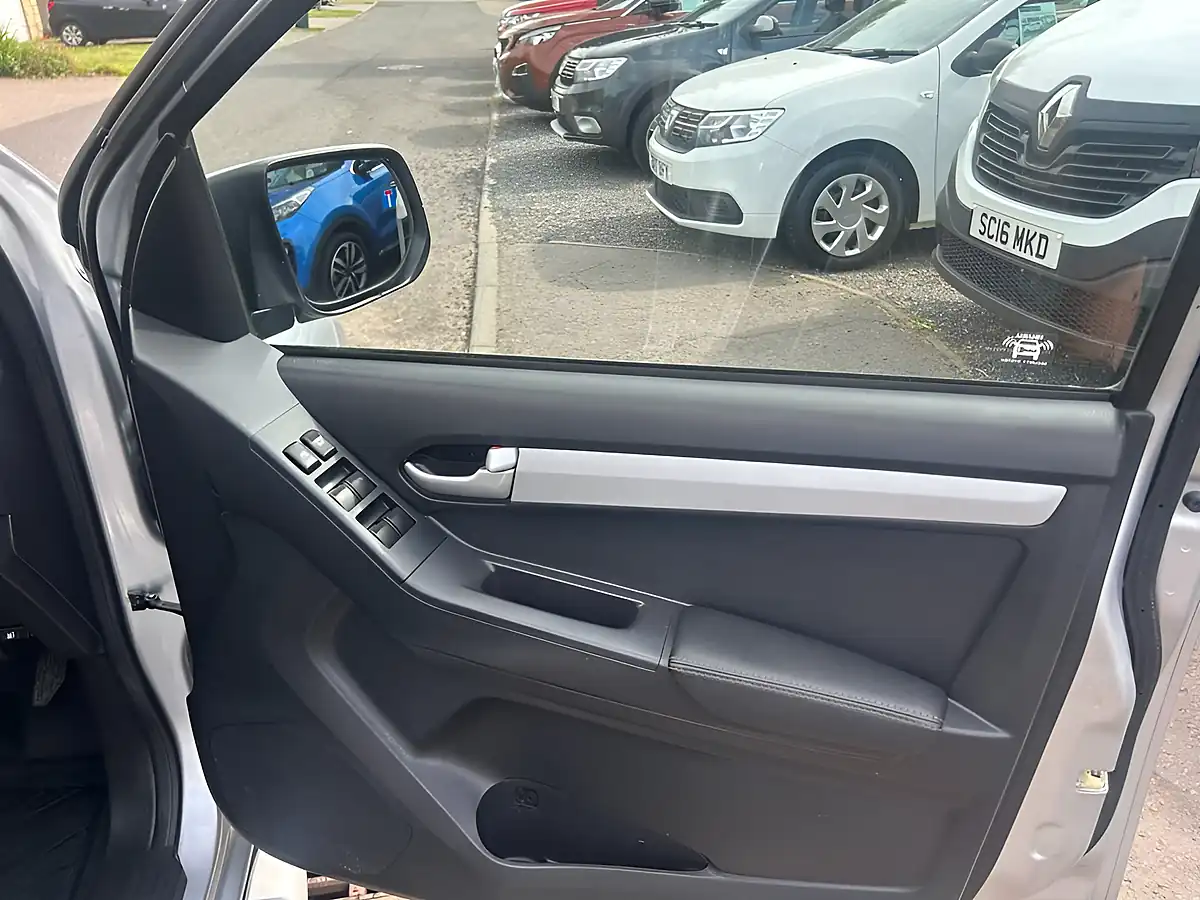 Used 2018 Isuzu D-Max Utah Silver - Interior and Exterior details 14